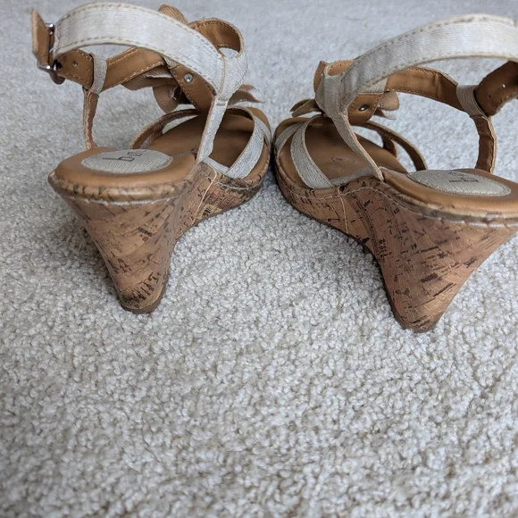 B.O.C Wedge Sandals In Champagne Color. Size 6 - Picture 5 of 6